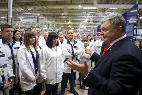 Petro Poroshenko talks with the company's employees