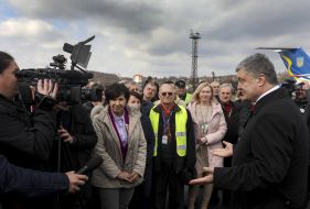 Petro Poroshenko talks to the airport staff