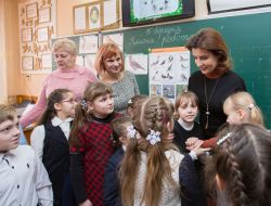 Марина Порошенко спілкується з учнями