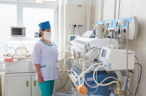 Лікар біля кювезу з немовлям 