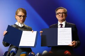Юлия Тимошенко и Сергей Тарута демонстрируют Меморандум о взаимодействии