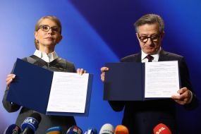 Юлия Тимошенко и Сергей Тарута демонстрируют Меморандум о взаимодействии