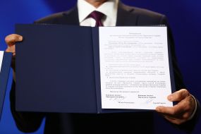 Сергей Тарута демонстрирует Меморандум о взаимодействии