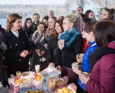 Марина Порошенко зі студентами на острові Хортиця