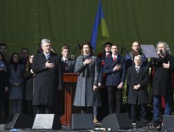 Petro Poroshenko with his wife Marina and Taras Petrinenko