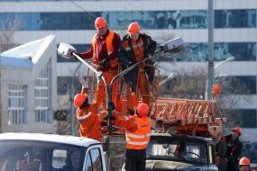 Робітники демонтують вуличний ліхтар