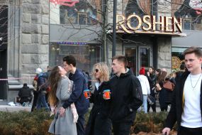 Перехожі поблизу магазину "Рошен"