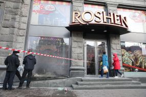 Law enforcers near Roshen shop