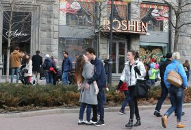 Перехожі поблизу магазину "Рошен"
