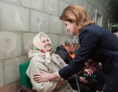 Marina Poroshenko is talking to a woman
