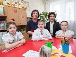 Marina Poroshenko with pupils and teachers of boarding school