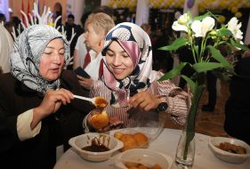 Женщина поливает пончик джемом