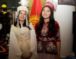 Девушки в национальных костюмах
