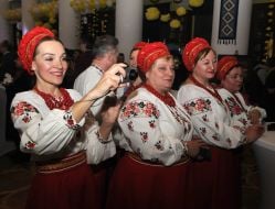 Женщины в украинских национальных костюмах