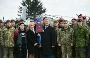 Petro Poroshenko awarded troops