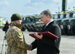 Petro Poroshenko awarded troops