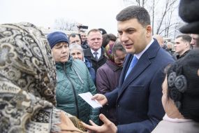 Volodymyr Groysman communicates with people
