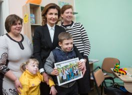 Marina Poroshenko with children and teachers