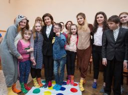 Marina Poroshenko, Eugenia Poroshenko with children and students
