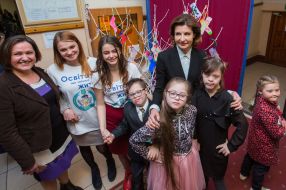 Marina Poroshenko with children and students