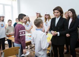 Marina Poroshenko, Eugenia Poroshenko with children and students