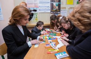 Marina Poroshenko draws with her children