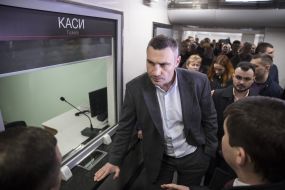 Vitali Klitschko communicates with the underground workers