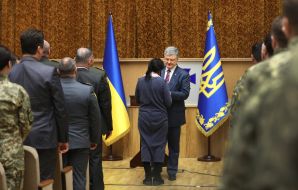 Петр Порошенко награждает сотрудницу СБУ
