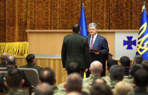 Петр Порошенко награждает сотрудника СБУ