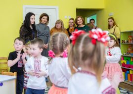 Marina Poroshenko talks to the teachers
