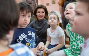 Marina Poroshenko communicates with her children