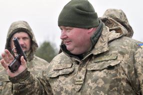 Reservists shoot pistols