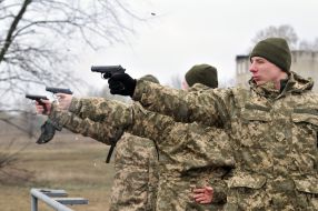 Reservists shoot pistols
