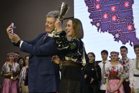 Petro Poroshenko during a prayer for peace