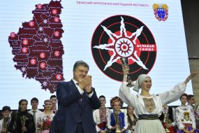 Petro Poroshenko during a prayer for peace
