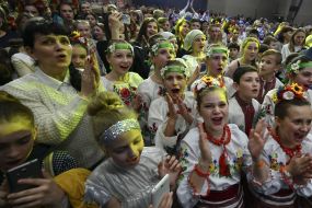 Children sing the song "Get up, Sun!"