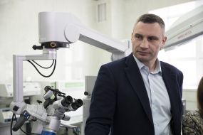 Vitali Klitschko communicates with the underground workers