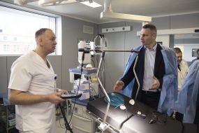Vitali Klitschko communicates with a doctor