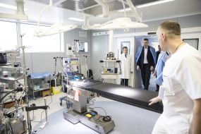 Vitali Klitschko examines new hospital equipment