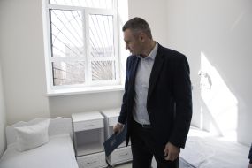 Vitali Klitschko examines the ward in the hospital