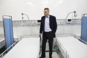 Vitali Klitschko examines the ward in the hospital