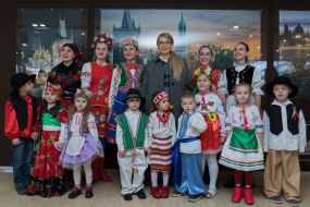 Юлия Тимошенко фотографируется с детьми