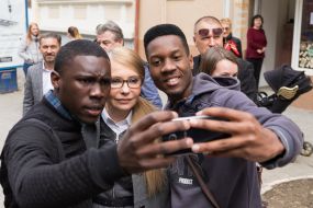 Юлия Тимошенко делает селфи с иностранными студентами