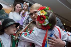 Юлия Тимошенко обнимает детей