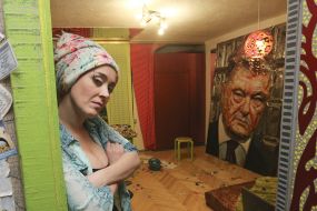 Darya Marchenko near the portrait of Petro Poroshenko
