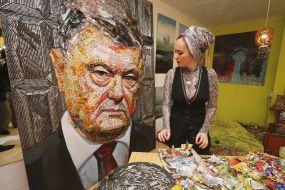 Darya Marchenko near the portrait of Petro Poroshenko
