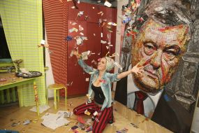 Darya Marchenko near the portrait of Petro Poroshenko