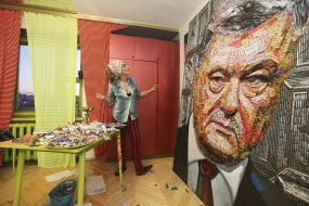 Darya Marchenko near the portrait of Petro Poroshenko