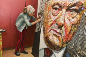 Darya Marchenko near the portrait of Petro Poroshenko