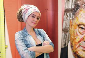 Darya Marchenko near the portrait of Petro Poroshenko